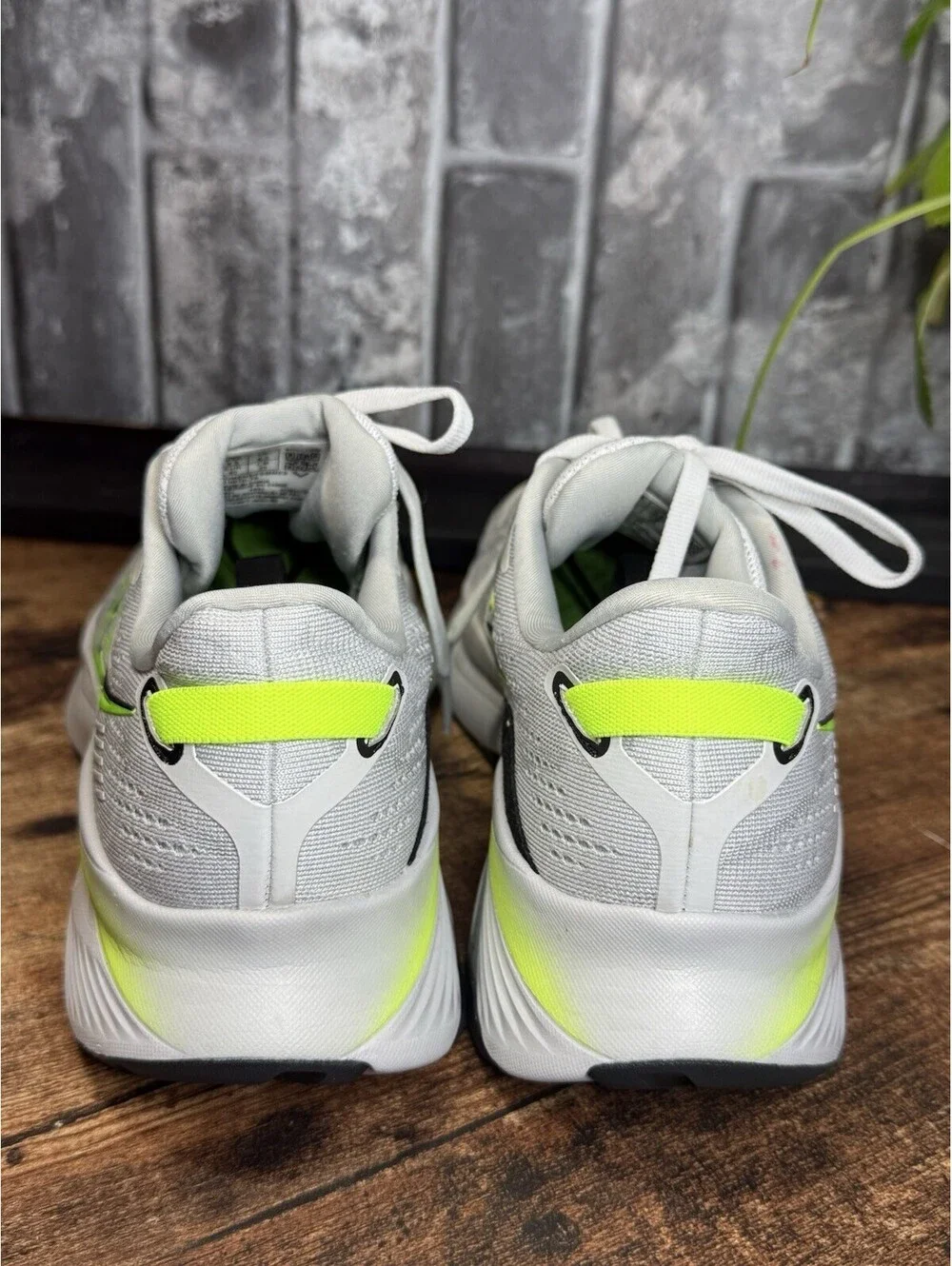 Saucony Guide 15 Gray/Neon Green Solid Low Top Lace-Up Men's Running Sneaker